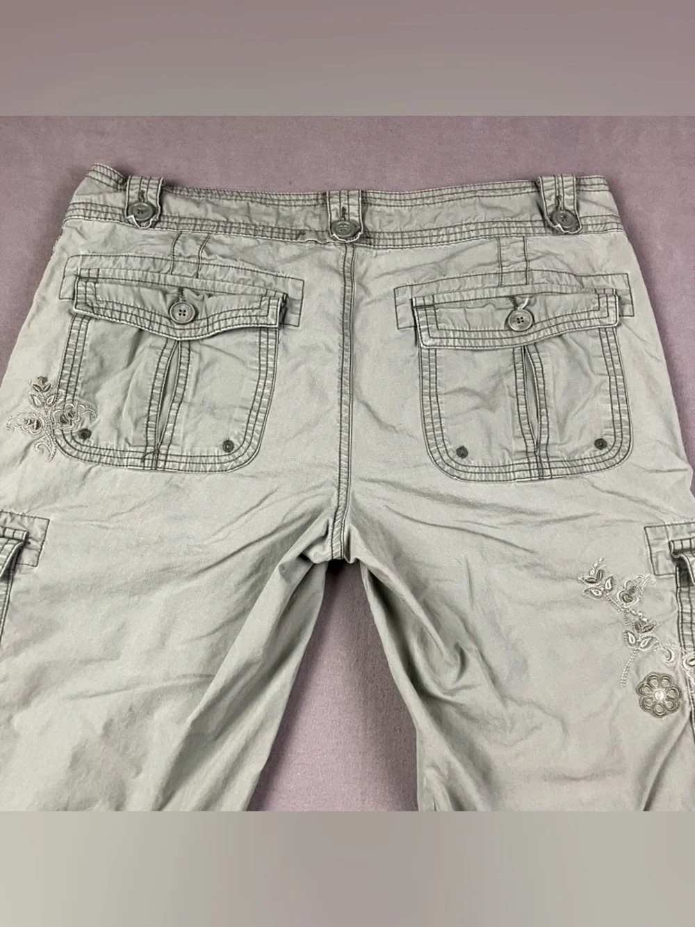 Y2K Aeropostale Women’s Cargo Capri Pants Size 11/12? Green Embroidered Flowers - Picture 10 of 14